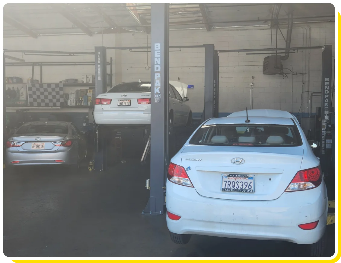 Expert Independent Hyundai repair shop near me in Los Angeles and Van Nuys, CA with Sean’s Auto Care. Image of 2021 blue and red hyundai tucson suvs parked with beautiful sunset in background.